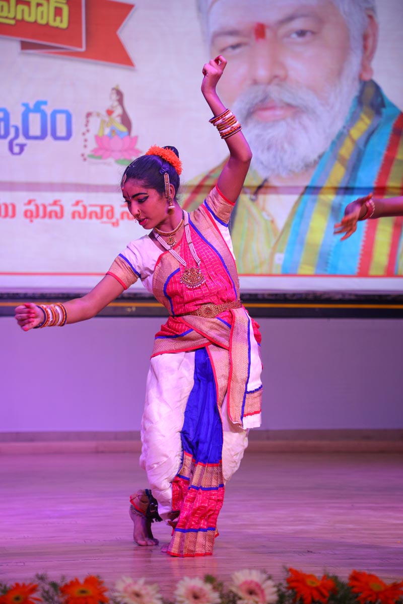 Sri Mulugu Ramalingeshwara Varaprasad Siddhanti was honoured with Jyotishyasastra Vignana Visharadha at Tummalapalli Kalakshetram, Vijayawada (81)